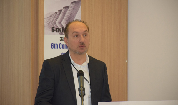 Конференциска сала на КОАОИ, Скопје, 17.10.2025, свечено отворање на Конгресот, обраќање на Деканот на Градежен факултет, проф. Јосиф Јосифовски