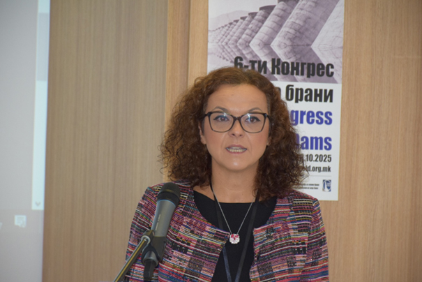 Конференциска сала на КОАОИ, Скопје, 17.10.2025, свечено отворање на Конгресот, обраќање на Раководителот на Одделението за градежништво на КОАОИ, проф. Маријана Лазаревска