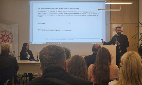 Конференциска сала на КОАОИ, Скопје, 17.10.2025, Изборно собрание на ЗМКГБ, обраќање на  новоизбраниот претседател проф. Стевчо Митовски